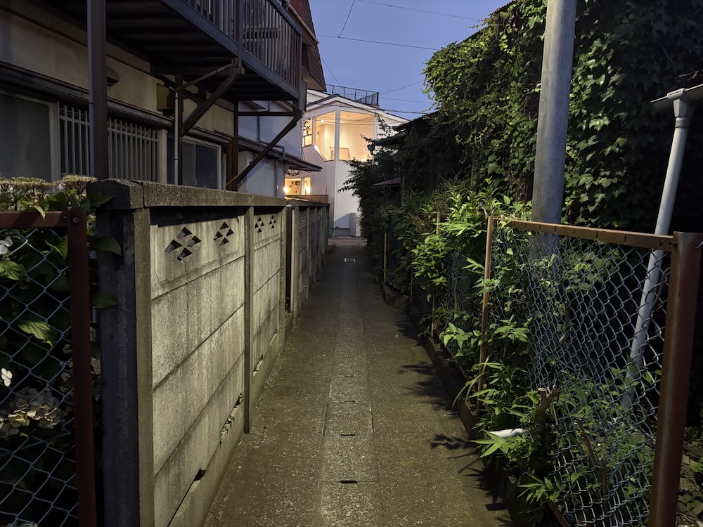 人通りの少ない狭い道