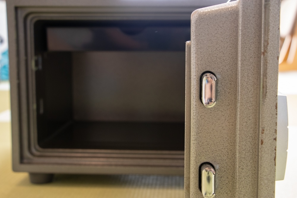 開いている金庫