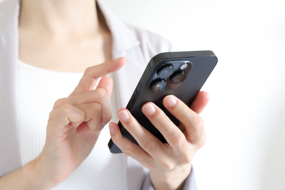 スマホを操作する女性
