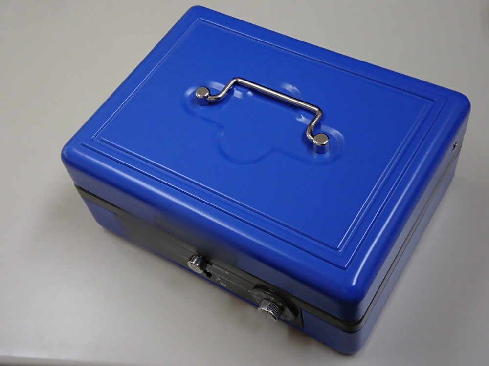 青い手提げ金庫