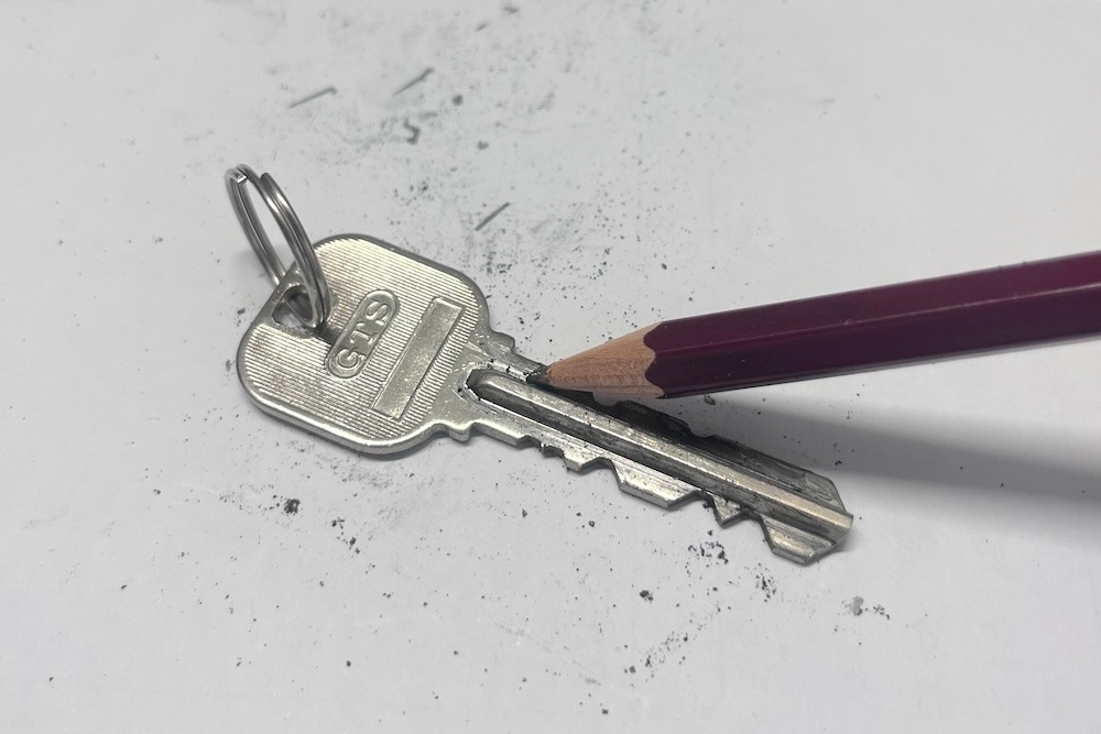 黒鉛で滑りを良くする