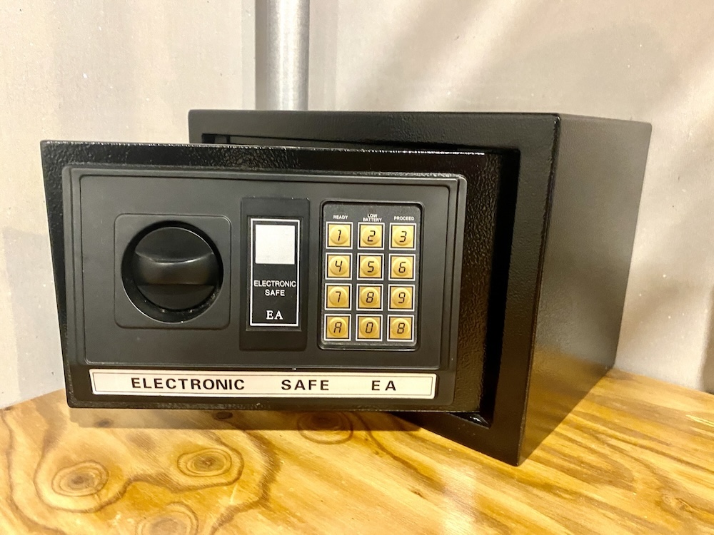 開いているテンキー式金庫