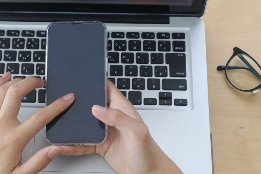 スマホを操作する様子