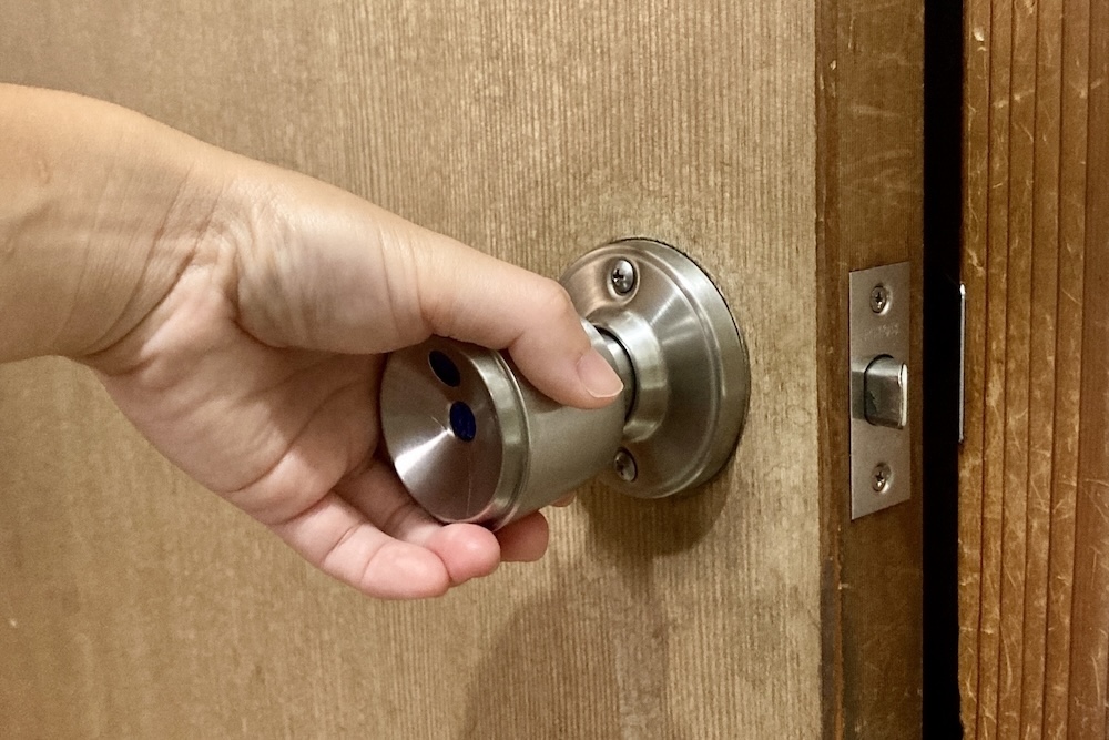 ドアノブをにぎる
