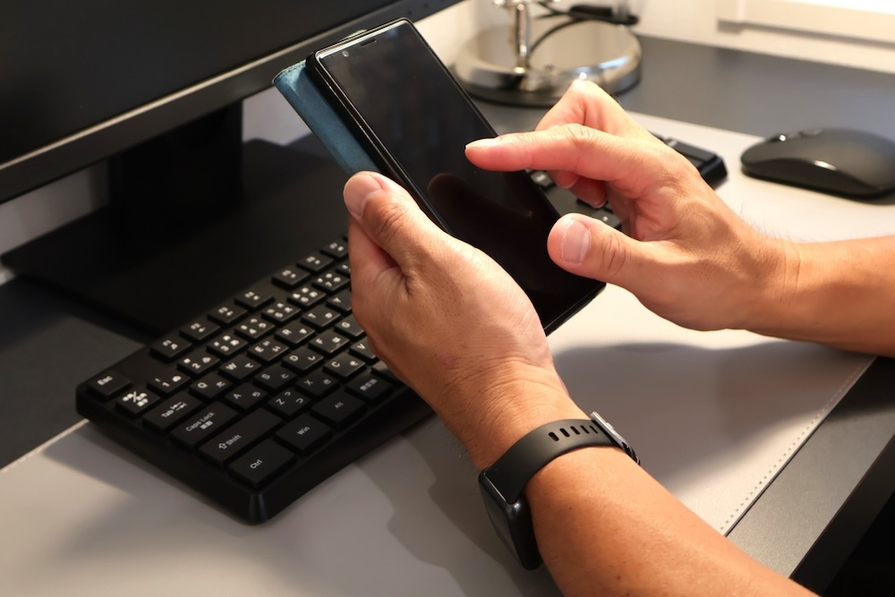 スマホを操作する様子