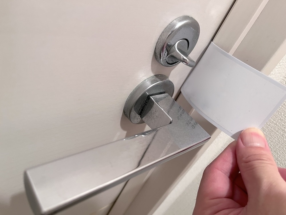 カードやヘアピンを差し込む