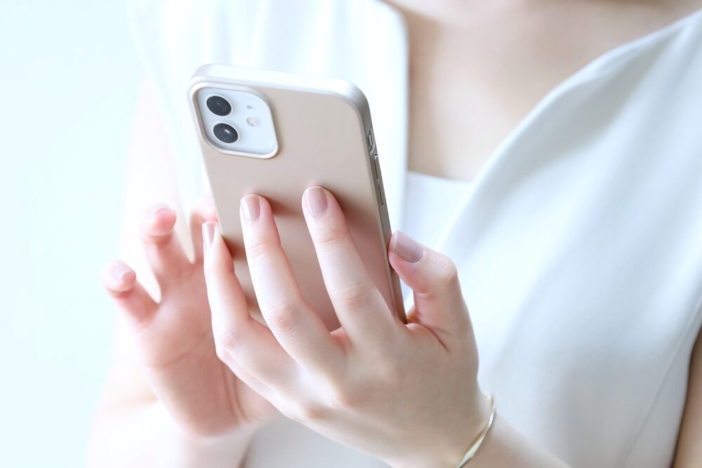 スマホを操作する様子