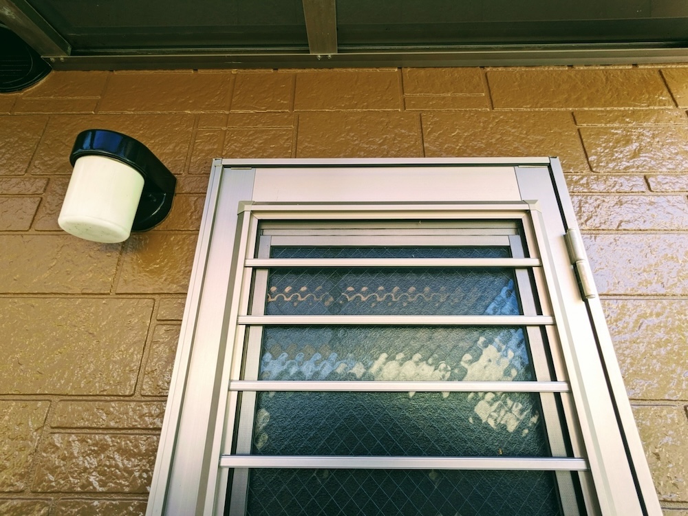 面格子付きのドア