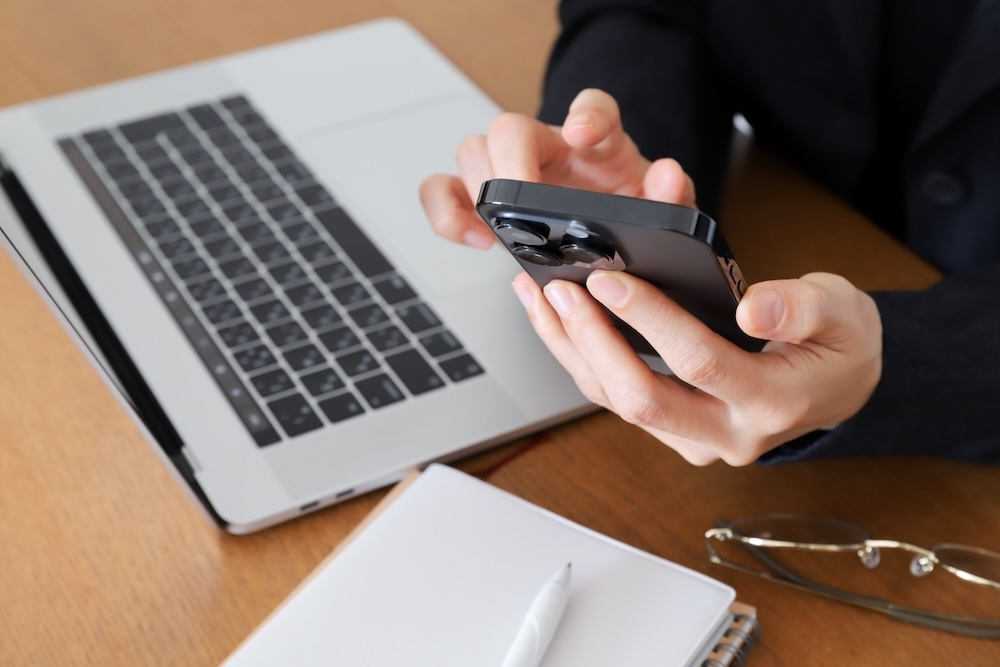 スマホを操作する様子