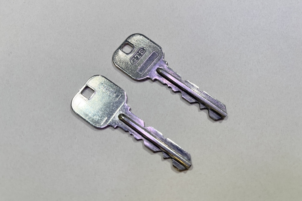 鍵の両側にギザギザがある