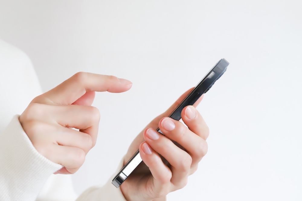 スマホで操作する様子