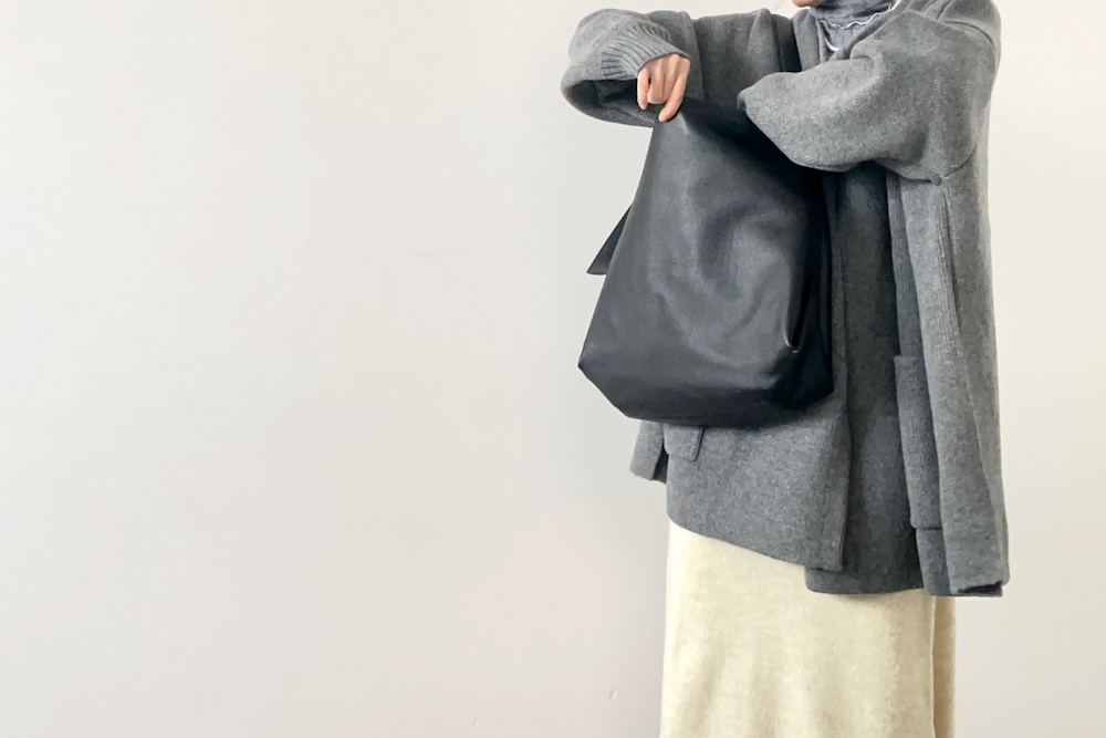 バッグの中を探す