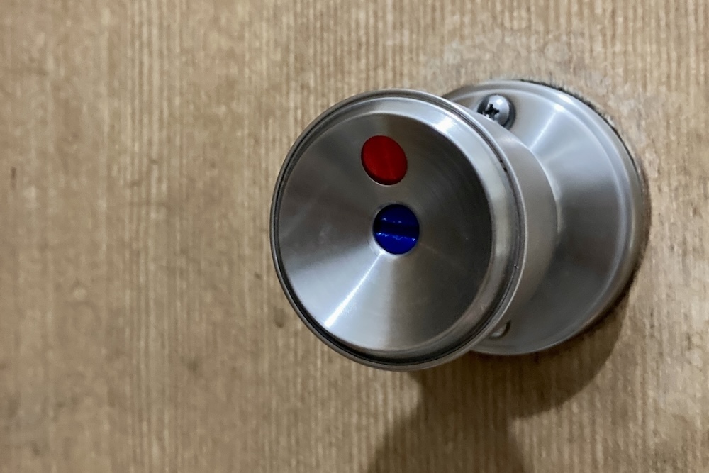 鍵が勝手に閉まる