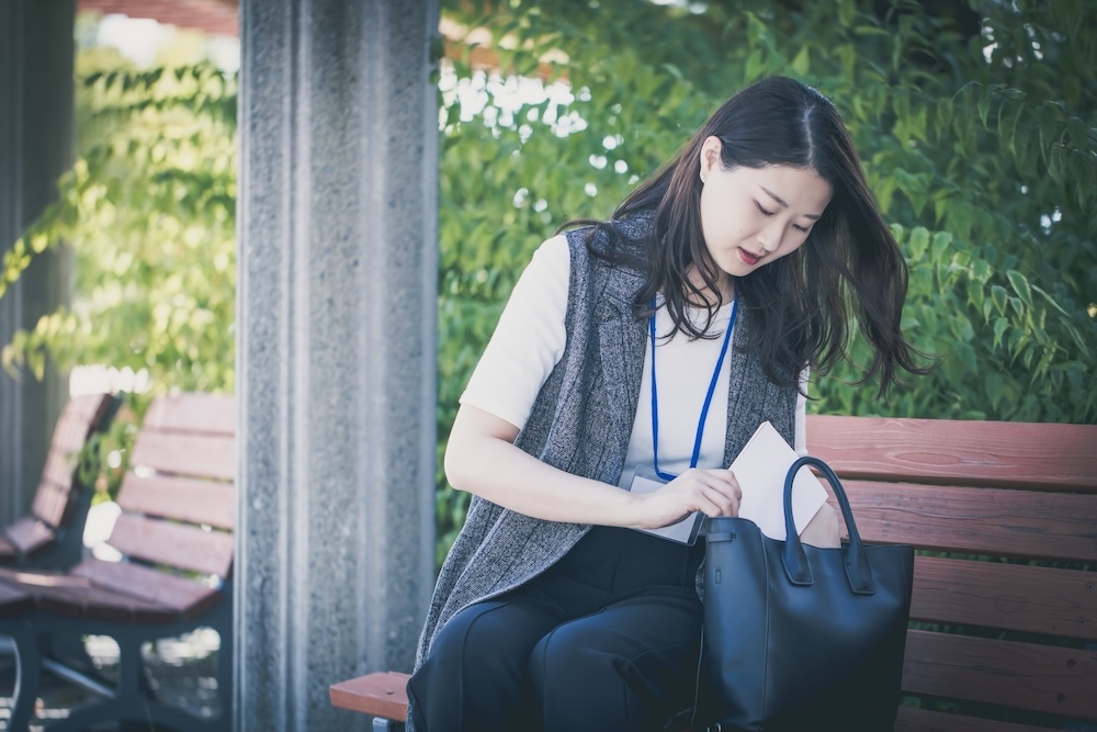 荷物を探す女性