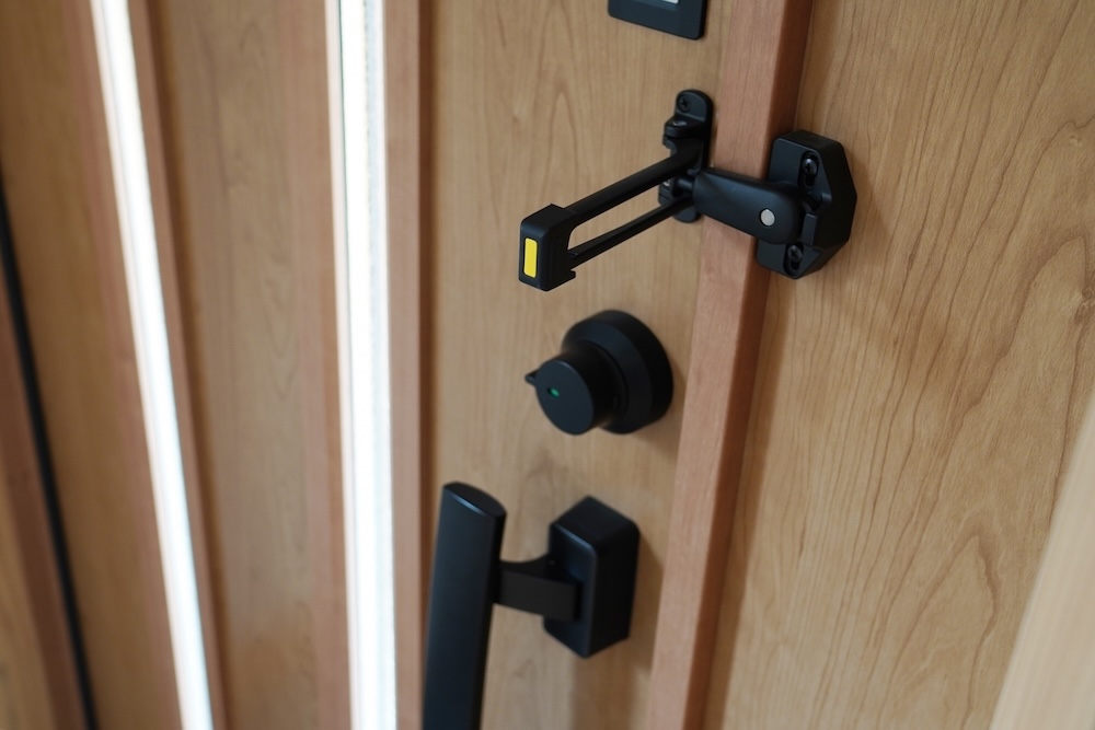 二重ロックの玄関