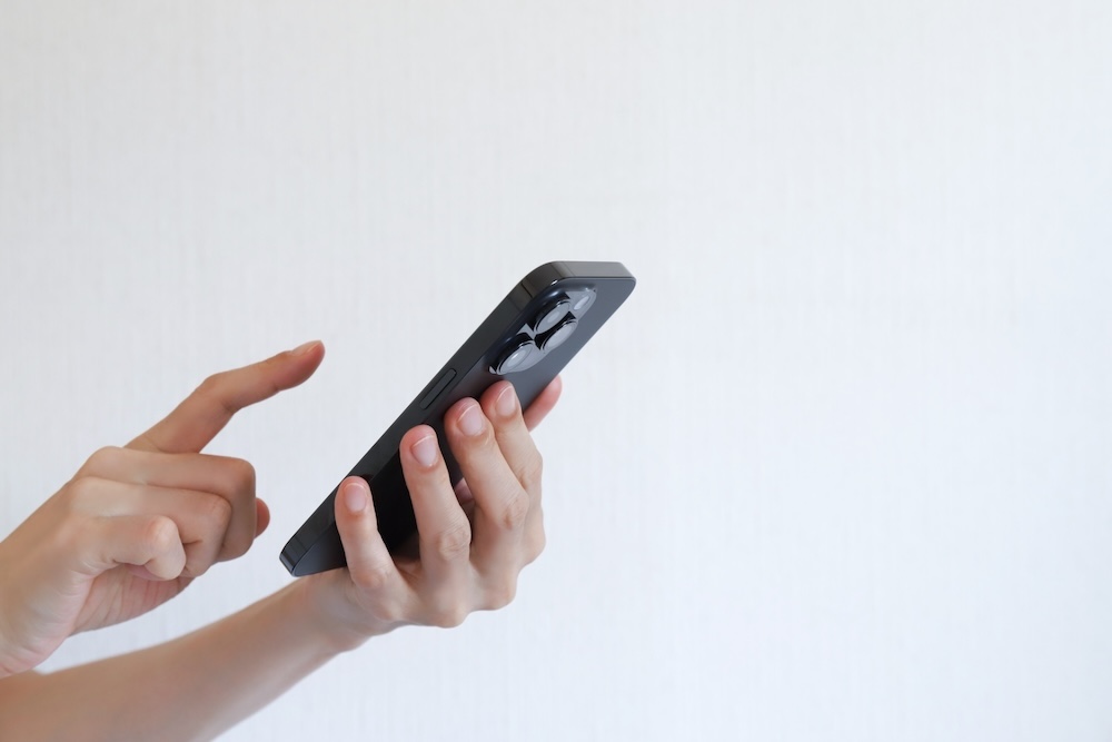 スマホを操作する様子