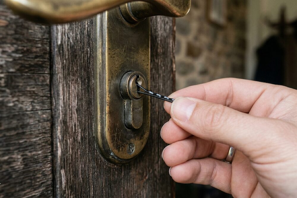 ヘアピンや針金で開けるのもNG