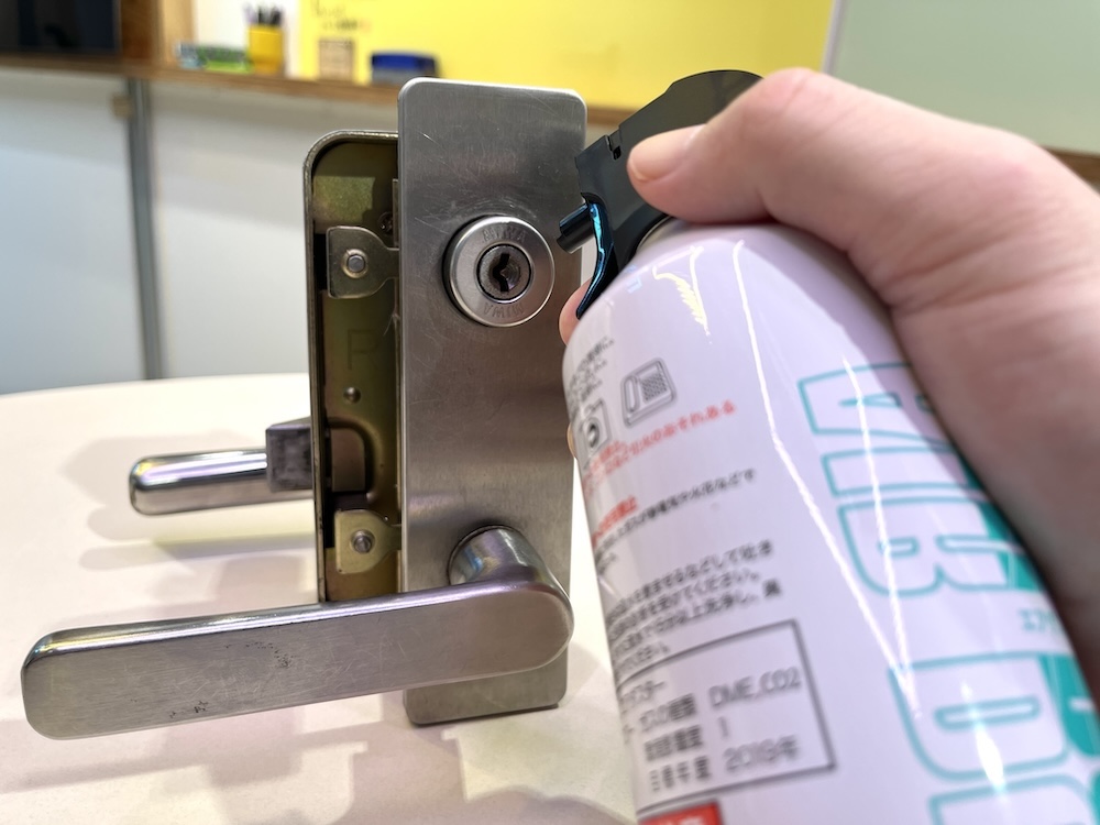 エアダスターや掃除機で異物を取り除く