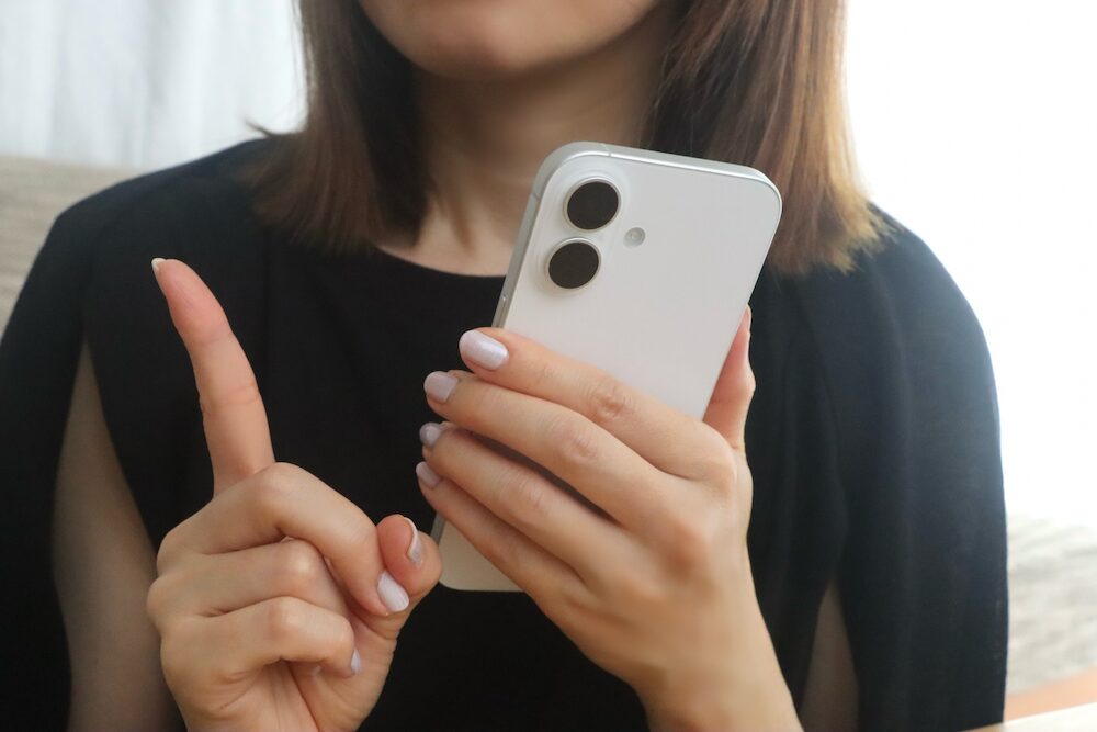 スマホを操作する女性