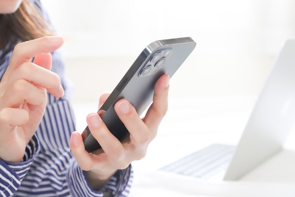 スマホを操作する様子