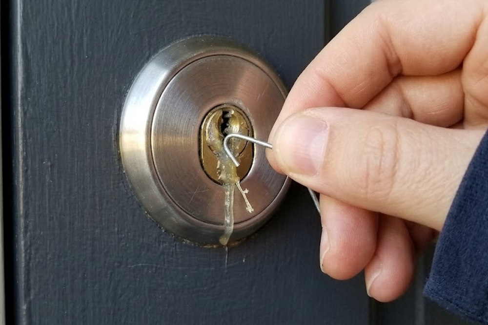 鍵穴に入った接着剤を針金やピンセットで取り除く 