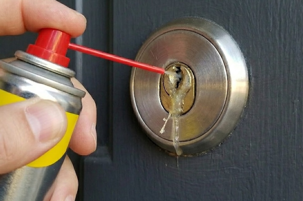 市販の溶剤や鍵穴用ではない潤滑剤を使用する
