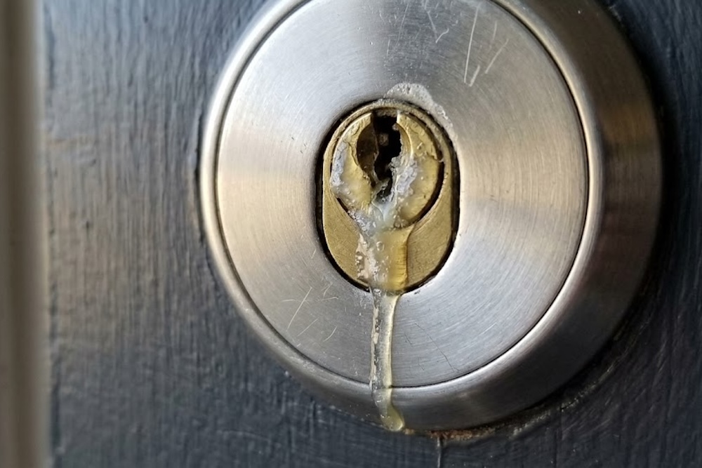接着剤のついた鍵穴