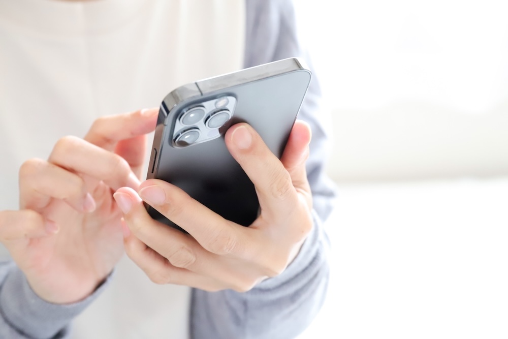 スマホで連絡する様子