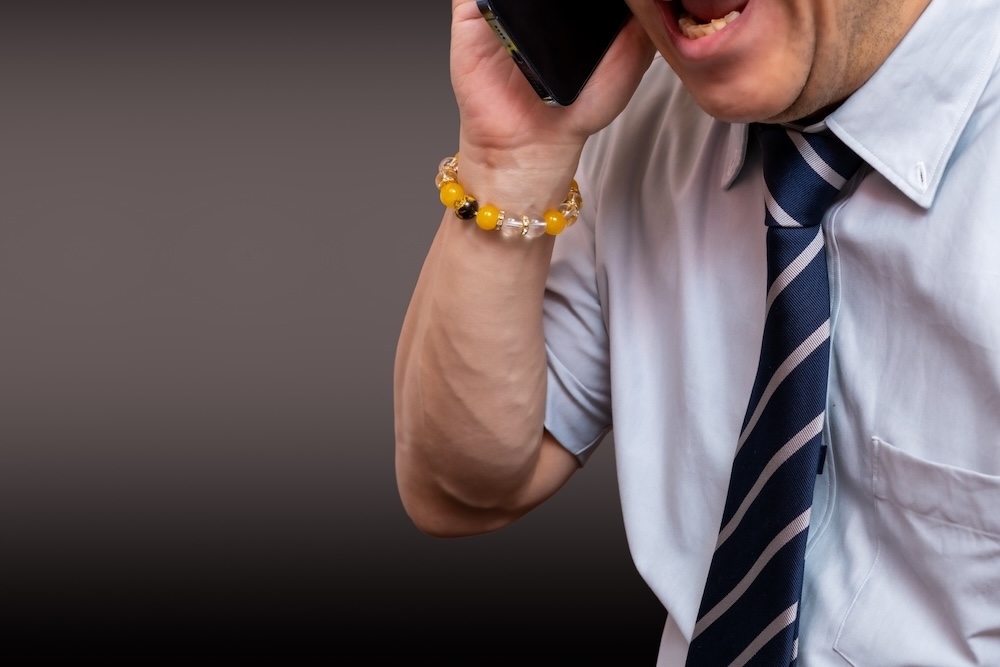 電話口で怒鳴る男性