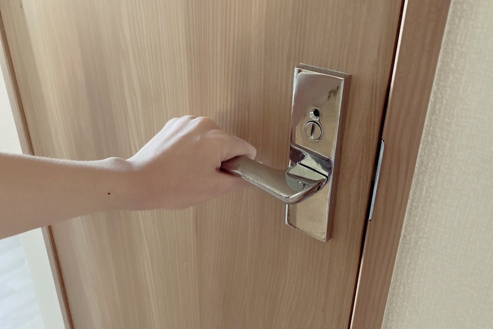 ドアノブが固くて動かない