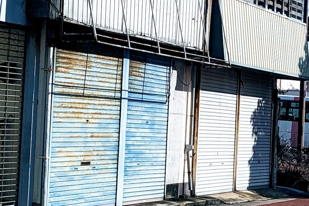 シャッターが下りたお店