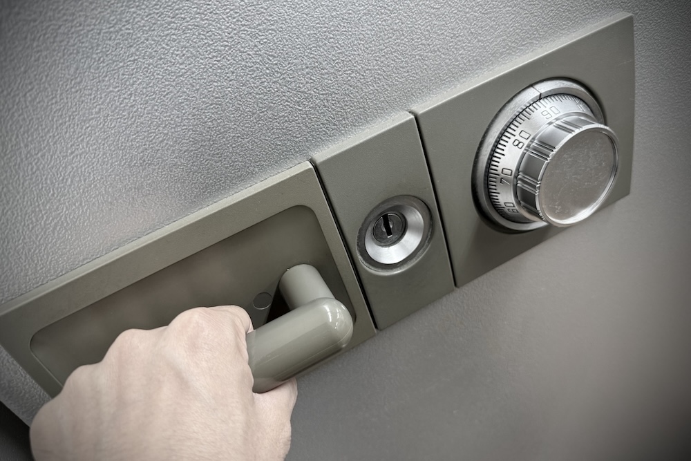 扉を押し込みながら開ける