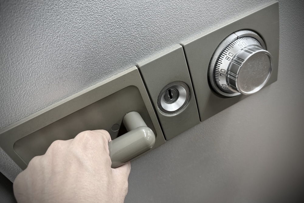 扉を持ち上げながら開ける