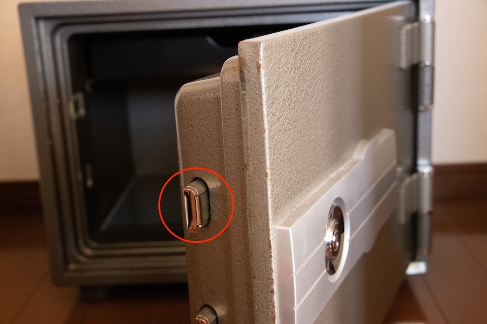 扉を押し込みながら開ける 