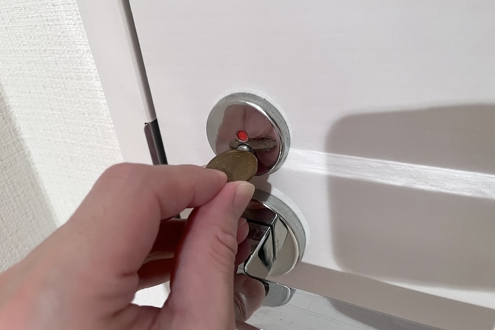 10円玉やドライバーで開ける 