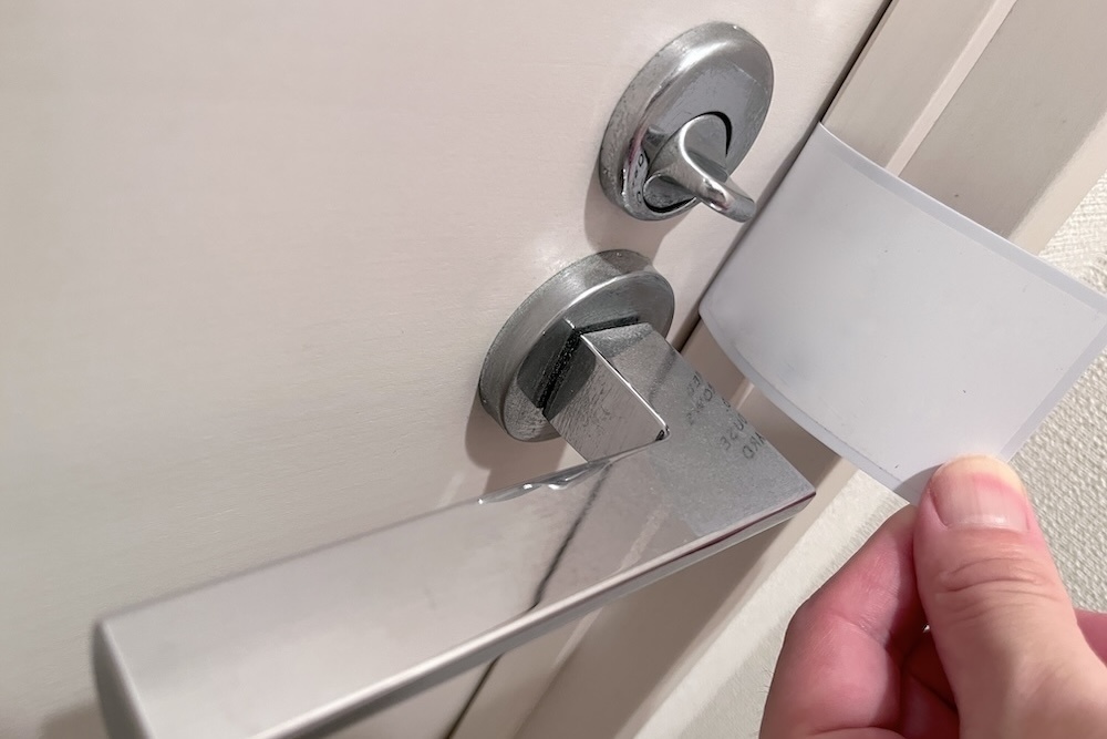 カードをドアとドア枠の隙間にさし込む