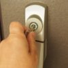鍵を開ける男性
