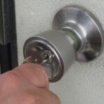 鍵を回している男性