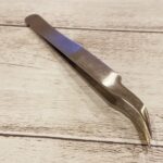 折れた鍵を取り出すピンセット