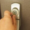 鍵を開けようとしている男性