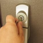 鍵を開けようとしている男性