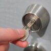 鍵を回す手