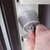 家の鍵を開ける様子
