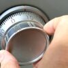金庫の鍵を開ける