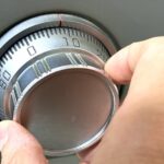 金庫の鍵を開ける