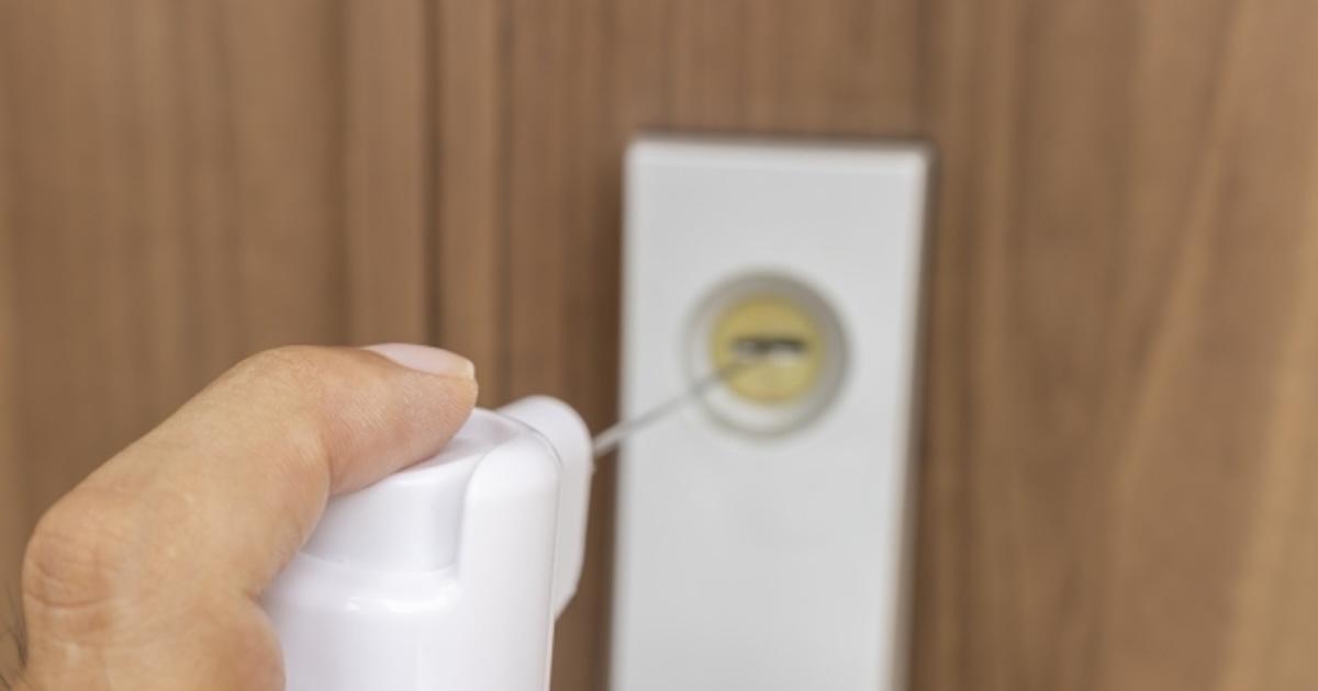 シリコンスプレーを鍵穴に噴射